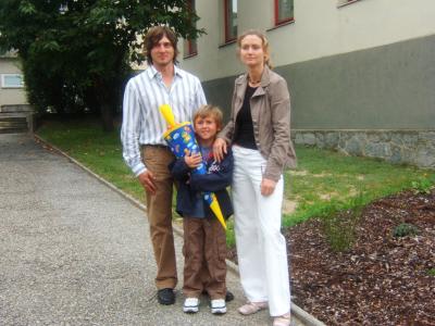 mams mit paps vor dem alten schulaufgang zum schulbeginn 2005 [1.Klasse]