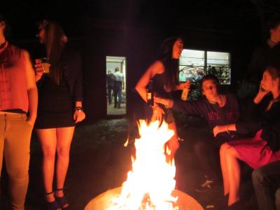 Ein nettes Feuer und ne Hütte in der es nen Pooltisch und Sitzgelegenheiten hat Ein nettes Feuer und ne Hütte in der es nen Pooltisch und Sitzgelegenheiten hat
