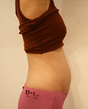 So sieht mein Bauch gerade aus. Das Bild ist zwar farblich nachbearbeitet, aber der Bauch nicht. Ehrenwort. Was ich auch komisch finde: Es sieht irgendwie so aus, als würde ich mich nach hinten lehnen und den Bauch rausstrecken. Mach ich aber gar nicht. Der Rücken krümmt sich nur so komisch, wegen der Gewichtsverlagerung, hab ich mir sagen lassen. :)