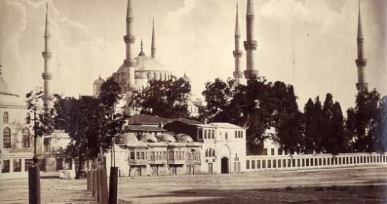 Sultan-Ahmet-Moschee-Abdullah-Freres-Istanbul-1880-570x300