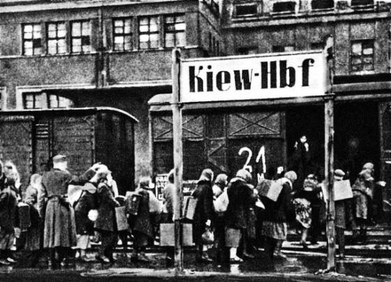 bahnhof-kiew-1943-ukrainische-frauen-werden-nach-deutschland-deportiert