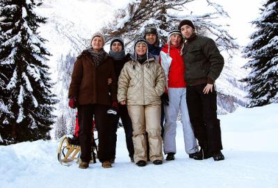 rodeln-familien-foto