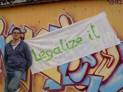 Der Grüne Gemeinderat Gebi Mair fordert legale Graffiti-Flächen in Innsbruck, wie hier an der Unibrücke.