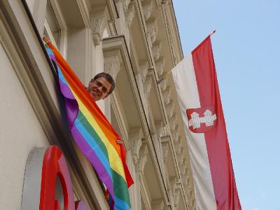 Der Grüne Gemeinderat Gebi Mair wird das Innsbrucker Rathaus selbst mit einer Regenbogenfahne beflaggen.