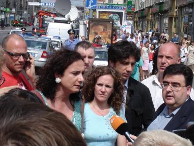 Vladimir Luxuria, Sophie IntVeldt und Marco Cappato auf der Moscow Pride 2007.