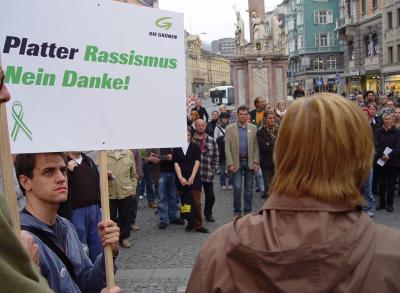 Die Tiroler Grünen demonstrieren gegen Platters Rassismus.
