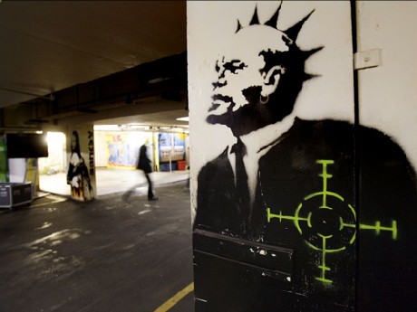 Banksy Bilder in der Garage der Schweizer Botschaft in London