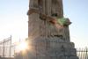 die spitze der lichtreflektion zeigt auf die acropolis