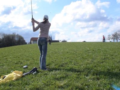 bruder mit golfball treffen wollen