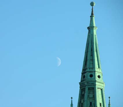 Mond-am-Kirchturm