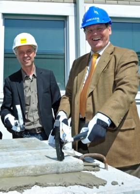 Prof. Eicke Weber und Architekt Wolfgang Frey. Grundsteinlegung Neubau Forschung erneuerbare Energien, Freiburg Prof. Eicke Weber und Architekt Wolfgang Frey. Grundsteinlegung Neubau Forschung erneuerbare Energien, Freiburg
