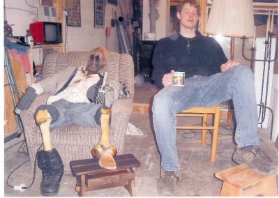 Hier seht ihr Michael, als er in meinem Atelier einen gemütlichen Kaffee mit seinem Freund Hugo trinkt. An diesem Tag war Hugo allerdings etwas angeschlagen...
<br />
Mehr davon unter "mstruck.twoday.net"
