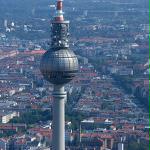 Der Fernsehturm ist nur eines der vielen Wahrzeichens Berlin - aber auf alle Fälle das höchste.