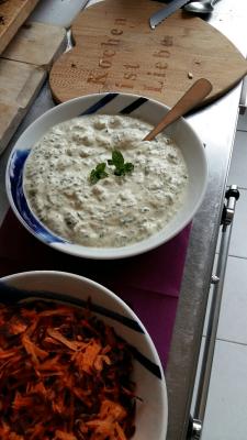 (Soja)yoghurt-Minzdip & Ur-Karotten warten auf den Eintopf
