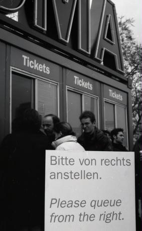 die (m)oma faehrt im huehnerstall motorrad...