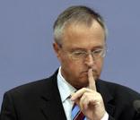 Bundesfinanzminister Hans Eichel: Vor Wahlen schweigsam wie eine Schweizer Bank