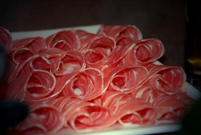 Es gibt nichts, was nicht in den Feuertopf kommt. Besonders wohlschmeckend ist das hauchdünn geschnittene Fleisch von Rind, Huhn und Lamm. Foto: Fen Fang Es gibt nichts, was nicht in den Feuertopf kommt. Besonders wohlschmeckend ist das hauchdünn geschnittene Fleisch von Rind, Huhn und Lamm. Foto: Fen Fang