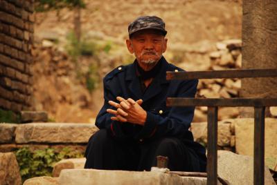 Der alte Mann lässt sich von den Dorfbesuchern nicht aus der Ruhe bringen. Foto:Fen Fang Der alte Mann lässt sich von den Dorfbesuchern nicht aus der Ruhe bringen. Foto:Fen Fang