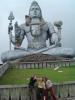 Cheesy-Tourists-vor-riesiger-Shiva-Statue