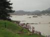 allgemeines waschen von kleidern und koerpern im fluss von hampi