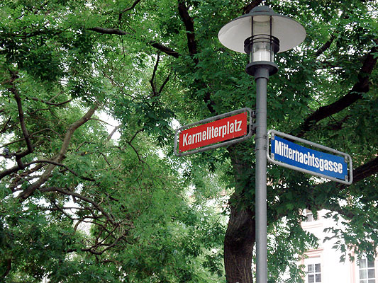 Rotes und blaues Straßenschild, Foto: Laura Schoen Rotes und blaues Straßenschild, Foto: Laura Schoen