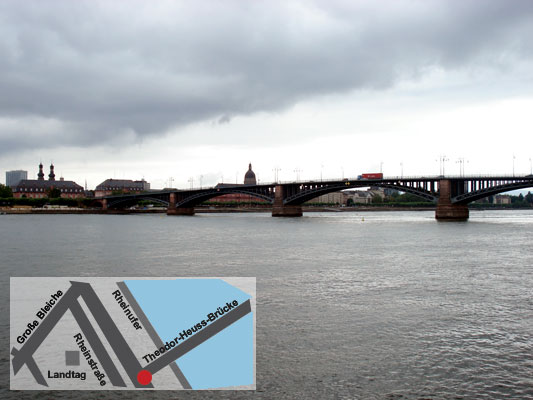 Blick von Wiesbaden auf die Theodor-Heuss-Brücke, Foto: Laura Schoen Blick von Wiesbaden auf die Theodor-Heuss-Brücke, Foto: Laura Schoen