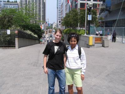 Meine Thaimutter und ich in downtown Toronto.
