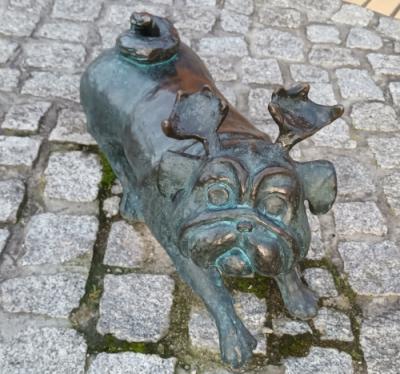 Mops-Skulptur in Brandenburg