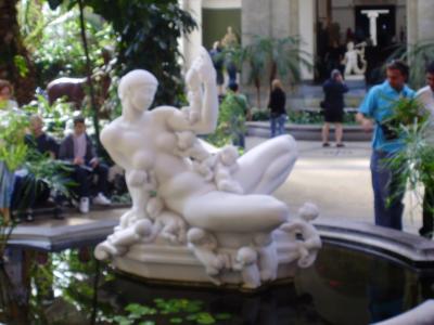 Frau mit Babys. Vielen Babys.