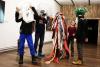 Masken-und-im-Hintergrund-das-finstere-Haus