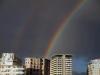 Zwei der zahlreichen Regenbogen hier - vom Balkon auf Stadtseite.