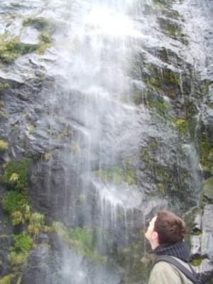 Mefu unterm Wasserfall