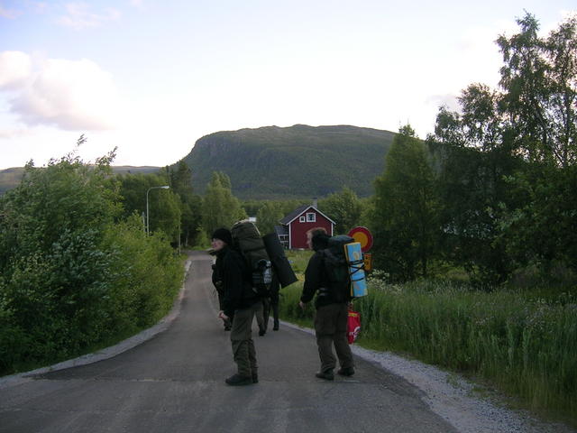 Um kurz nach sieben Uhr begeben wir uns in Kvikkjokk zum Bootsanleger. Um kurz nach sieben Uhr begeben wir uns in Kvikkjokk zum Bootsanleger.