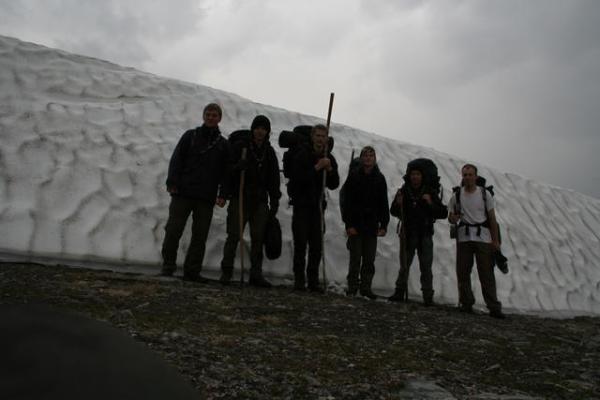 Gruppenfoto vor einer Schneewand Gruppenfoto vor einer Schneewand