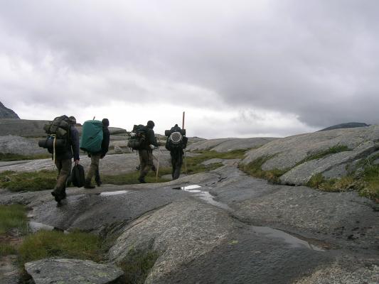 Was tausendjährige Eiszeiten so abschleifen: Auf dem Felsplateau hinter dem Gussajávri in Norwegen. 