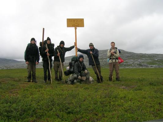 Kleiner Grenzverkehr: Poser-Foto auf der Riksgränsen met Norge.
<br />
Als obs da anders sein würde.