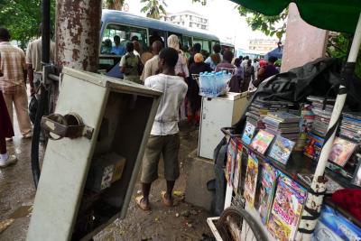 Der alte Stromkasten checkt das CD-Angebot aus. Downtown Dar. Foto (c) Link Reuben 2011