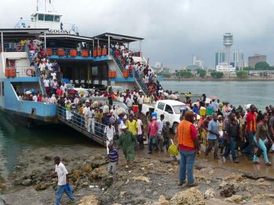So viele Leute und jeder anders, außer ich. Fähre nach Kigamboni. Foto (c) Link Reuben 2011