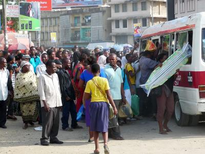 Endsungeil: in Tansanische Stadtbusse einsteigen. Foto (c) Link Reuben 2011