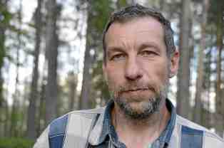 Der russische Raubtierforscher Vladimir Bologov berichtet, daß er wieder mehrere Wölfe und Bären nahe der Grenze zu Finnland zur Umsiedlung ausgesetzt hat