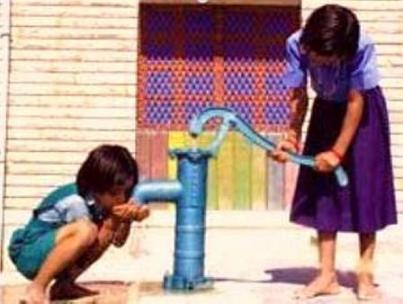 erfrischendes-Brunnenwasser-fuer-die-lerneifrige-Jugend