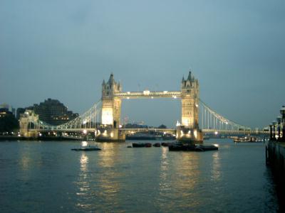 tower bridge bei nacht