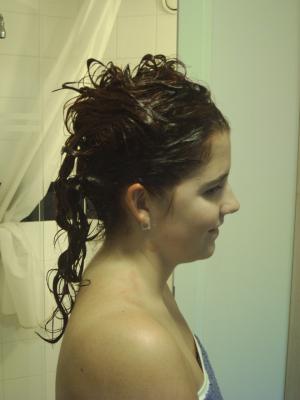 vorm haareabwaschen - schaut ja direkt ballfrisurenmaessig aus - na, schon neugierig