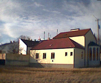 Die Kirche in Kledering mit der Sicht aufs Kirchenheim
