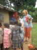 Die Kinder vom WCN Waisenhaus begruessen mich mit einem Blumenstrauss.
