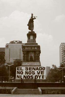 Statue mit Banner in der Avenida Reforma DF