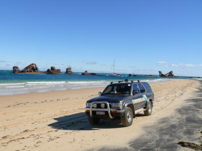 Am Strand von Moreton mit mehreren Schiffsfracks im Hintergrund.