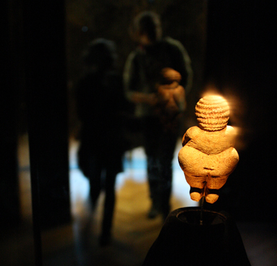 wer kennt sie nicht die gute venus von willendorf, aber niemand wusste bisher wie sie von hinten aussieht. tataa wissenslücke geschlossen