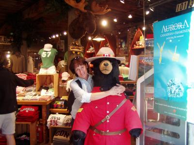 Moni-diesmal-mit-Royal-Canadian-Mounted-Police-Bear