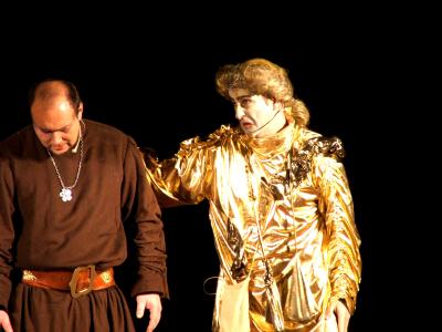 Christoph Traud als Darsteller des Mammon beim Balver Jedermann im November des Jahres 2005 verhöhnt den Helden